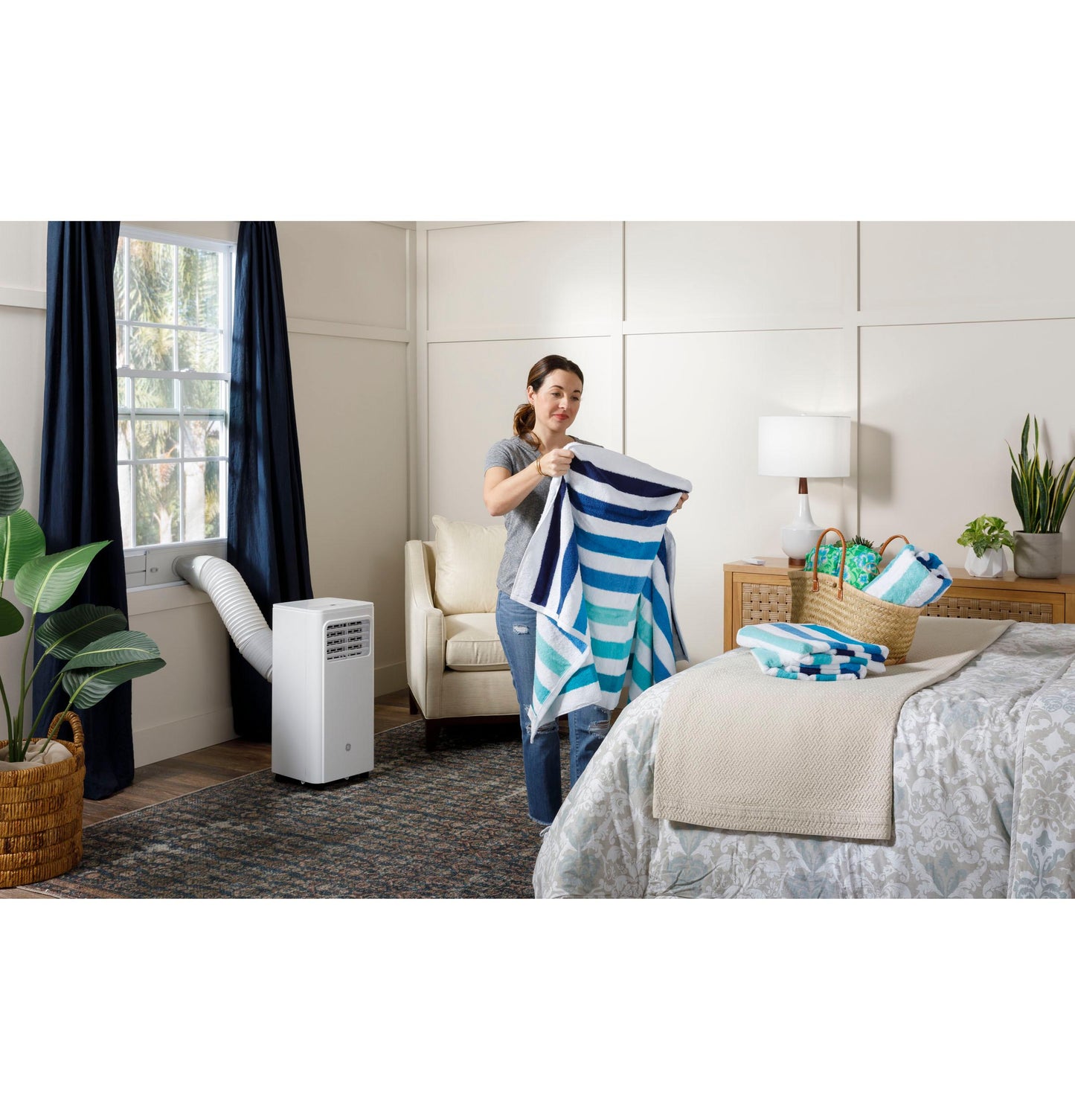 GE APPLIANCES APFD06JASW GE(R) 6,100 BTU Portable Air Conditioner with Dehumidifier and Remote, White - APFD06JASW-KT