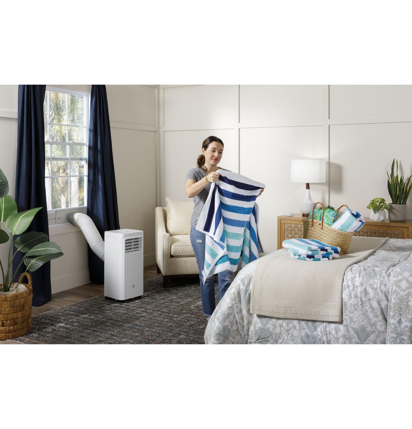 GE APPLIANCES APFD06JASW GE(R) 6,100 BTU Portable Air Conditioner with Dehumidifier and Remote, White - APFD06JASW-KT